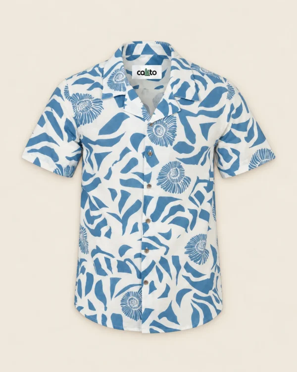 Camisa Caracol Cakto, camisa cuello sport estampada sobre fondo lino