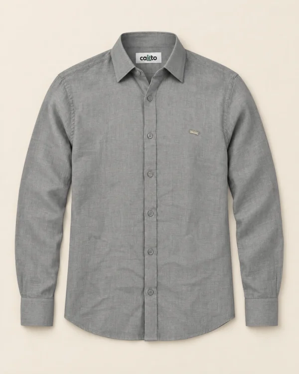 Camisa 100% lino gris Cakto sobre fondo lino, vista de frente