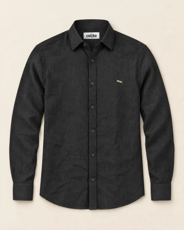 Camisa 100% lino negra Cakto sobre fondo lino, vista de frente