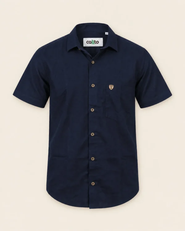 Camisa Manga Corta Azul Oscuro Cakto sobre fondo lino, vista de frente
