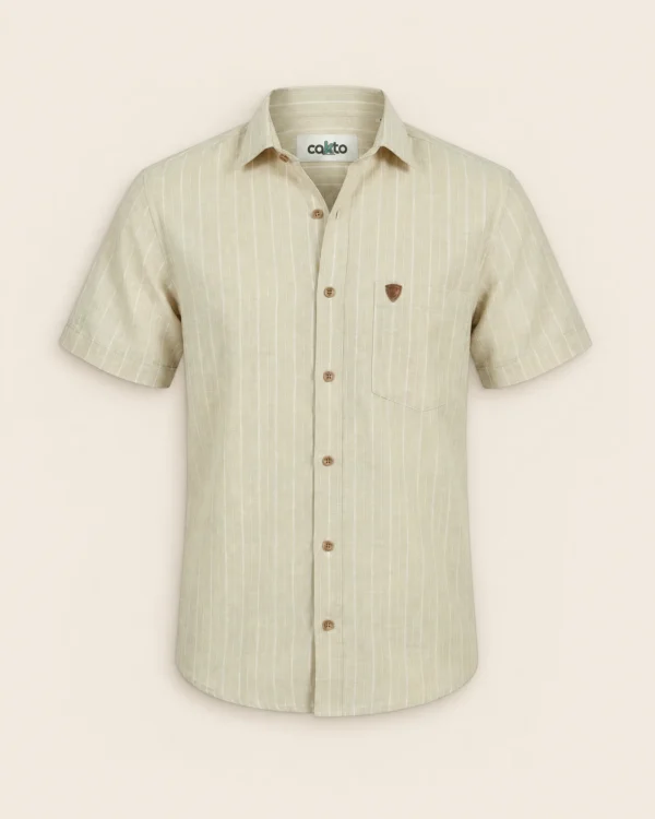 Camisa Manga Corta Línea Amarilla Cakto sobre fondo lino, vista de frente