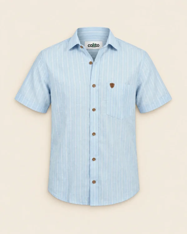 Camisa Manga Corta Línea Azul Cakto sobre fondo lino, vista de frente