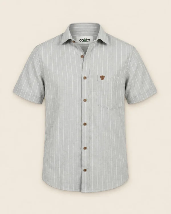 Camisa Manga Corta Línea Gris Cakto sobre fondo lino, vista de frente