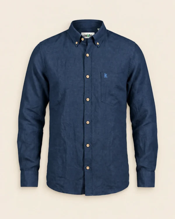 Camisa Manga Larga Azul Cakto sobre fondo lino, vista de frente