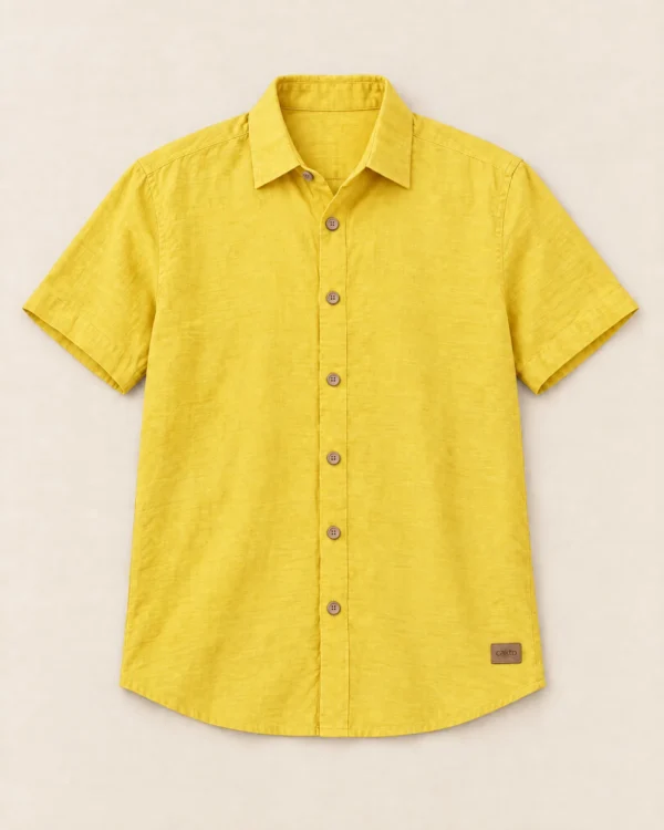 Camisa texturizada amarilla Cakto sobre fondo lino, vista de frente