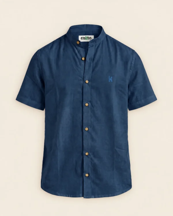 Camisa Cuello Neru Azul Oscuro Cakto sobre fondo lino, vista de frente