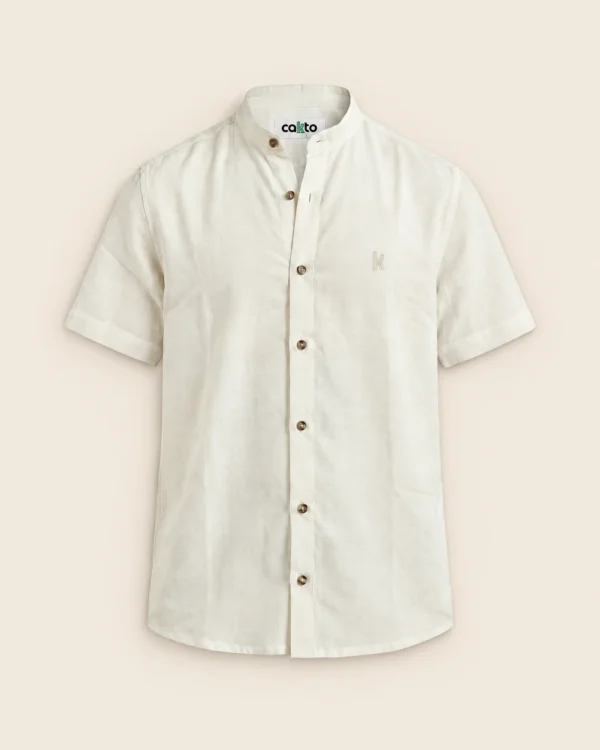 Camisa Cuello Neru Beige Cakto sobre fondo lino, vista de frente