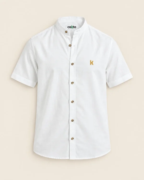 Camisa Cuello Neru Blanca Cakto sobre fondo lino, vista de frente