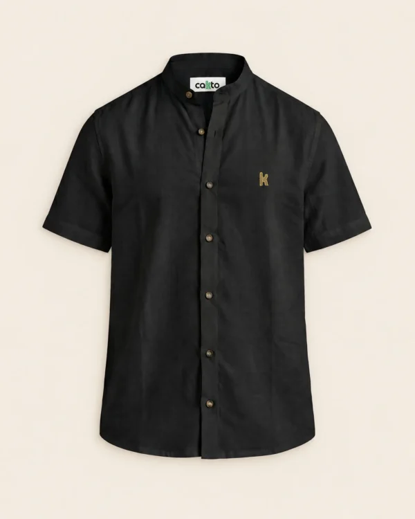 Camisa Cuello Neru Negra Cakto sobre fondo lino, vista de frente