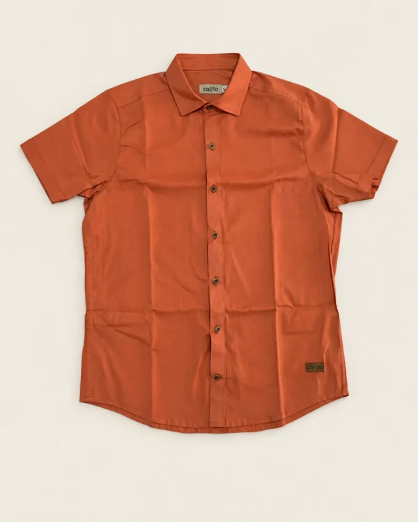 Camisa Manga Corta Ladrillo Cakto sobre fondo lino, vista de frente