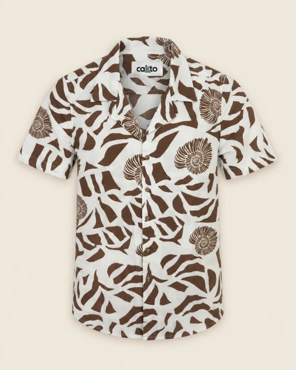 Camisa Caracol Café Cakto, camisa cuello sport estampada sobre fondo lino